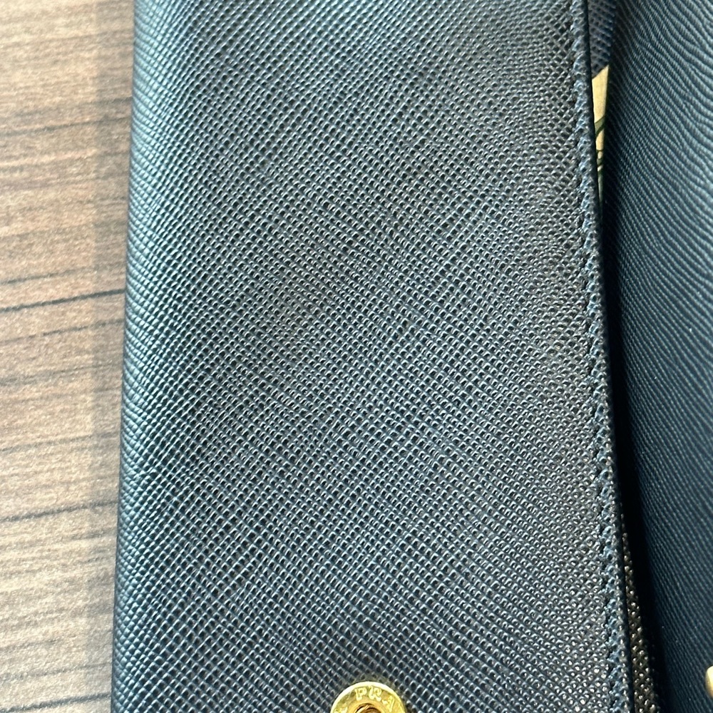 Prada Key Holder
Great used condition
Black saffiano leather, gold hardware - Picture 5 of 13